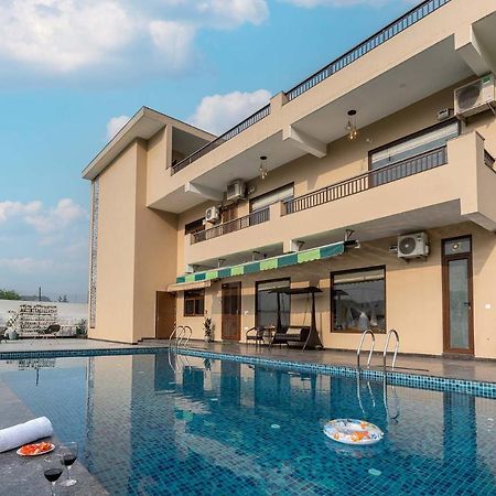 Brookvale Manor By Stayvista - Private Pool Haven With Endless Views & Indoor Fun Sohna Bagian luar foto