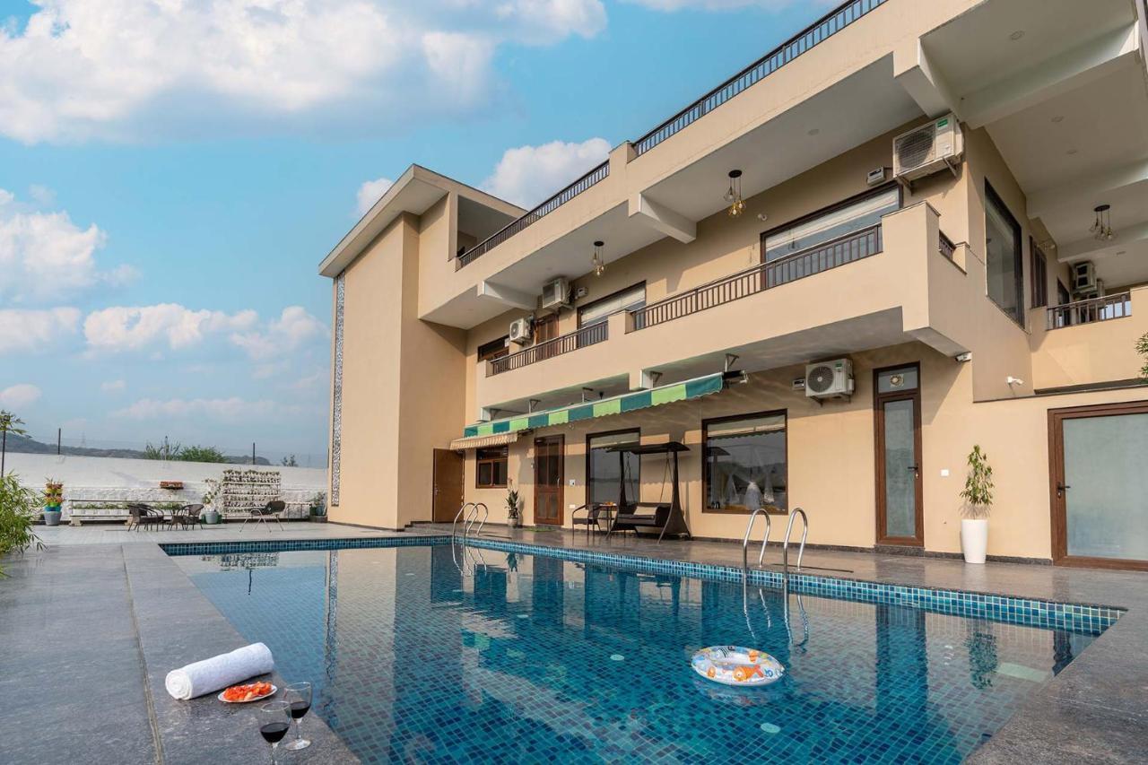 Brookvale Manor By Stayvista - Private Pool Haven With Endless Views & Indoor Fun Sohna Bagian luar foto