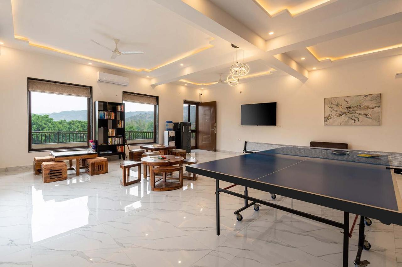 Brookvale Manor By Stayvista - Private Pool Haven With Endless Views & Indoor Fun Sohna Bagian luar foto