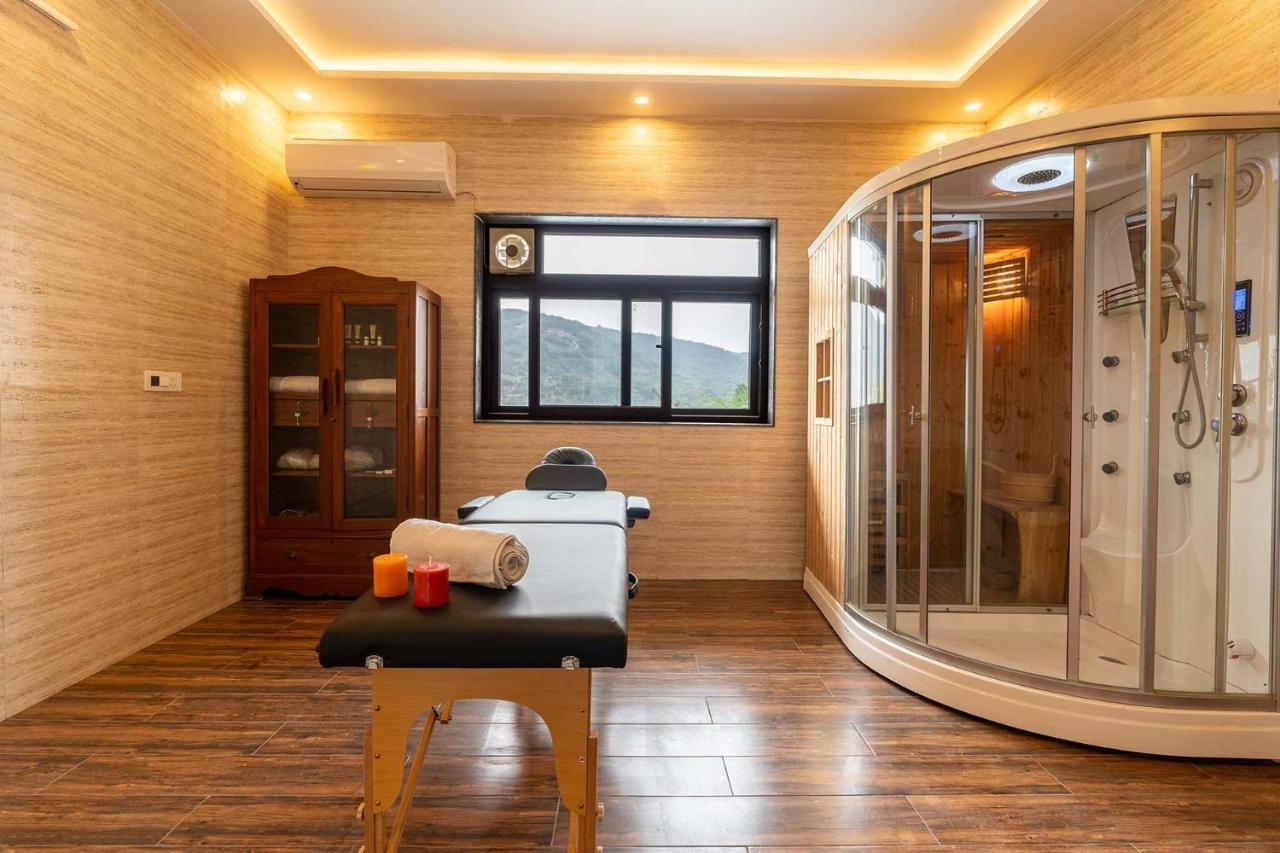 Brookvale Manor By Stayvista - Private Pool Haven With Endless Views & Indoor Fun Sohna Bagian luar foto