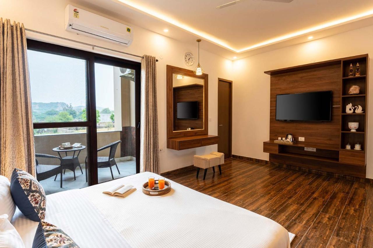 Brookvale Manor By Stayvista - Private Pool Haven With Endless Views & Indoor Fun Sohna Bagian luar foto