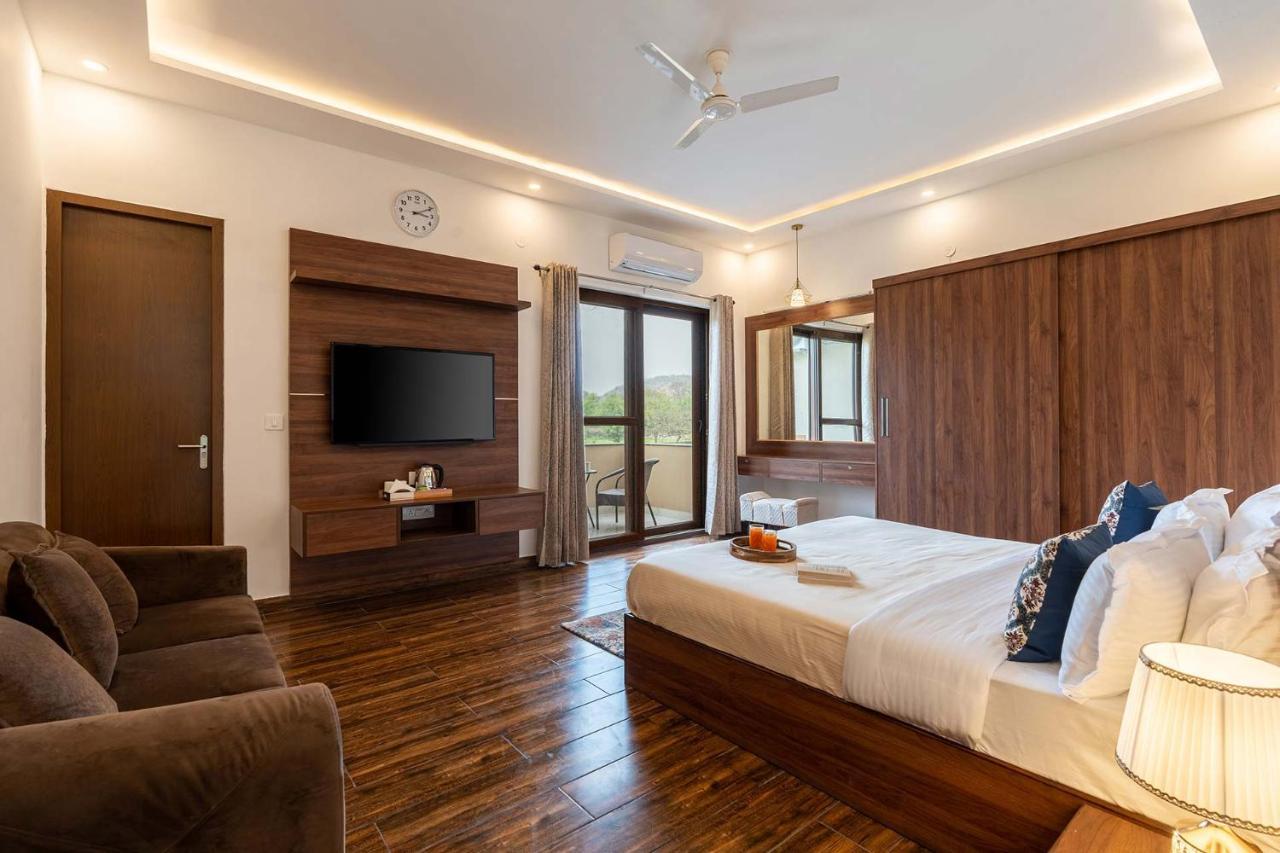 Brookvale Manor By Stayvista - Private Pool Haven With Endless Views & Indoor Fun Sohna Bagian luar foto