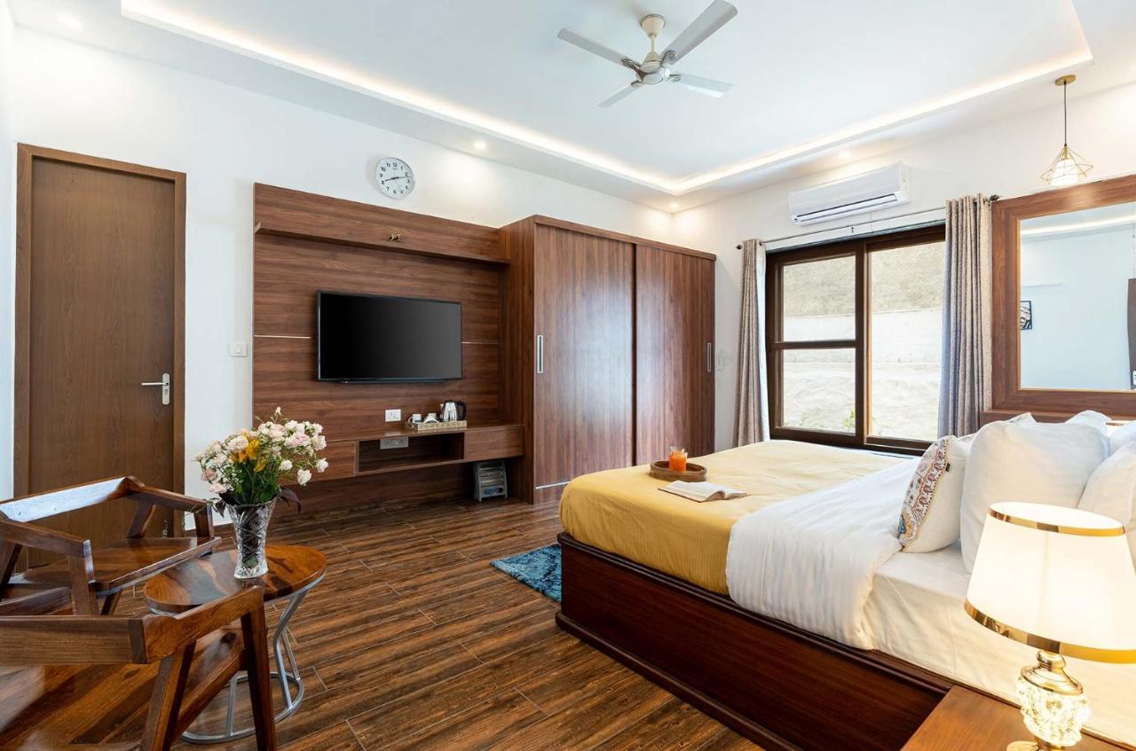 Brookvale Manor By Stayvista - Private Pool Haven With Endless Views & Indoor Fun Sohna Bagian luar foto