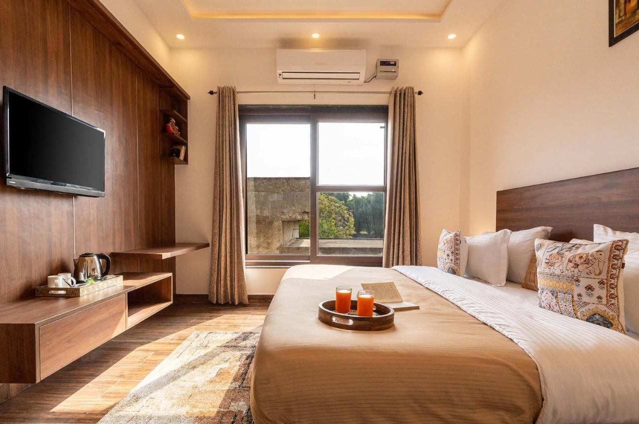 Brookvale Manor By Stayvista - Private Pool Haven With Endless Views & Indoor Fun Sohna Bagian luar foto