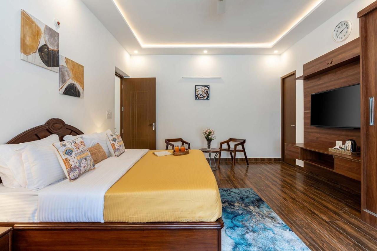 Brookvale Manor By Stayvista - Private Pool Haven With Endless Views & Indoor Fun Sohna Bagian luar foto
