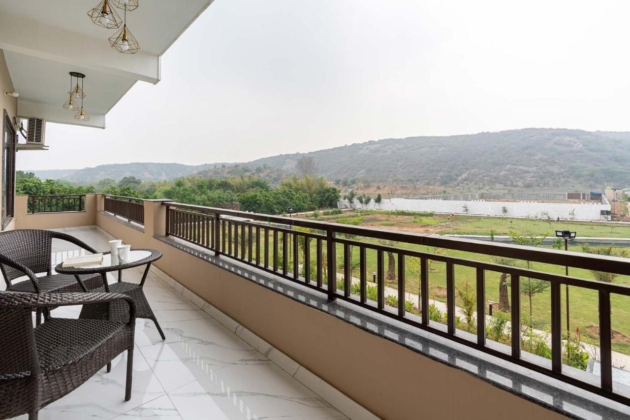 Brookvale Manor By Stayvista - Private Pool Haven With Endless Views & Indoor Fun Sohna Bagian luar foto
