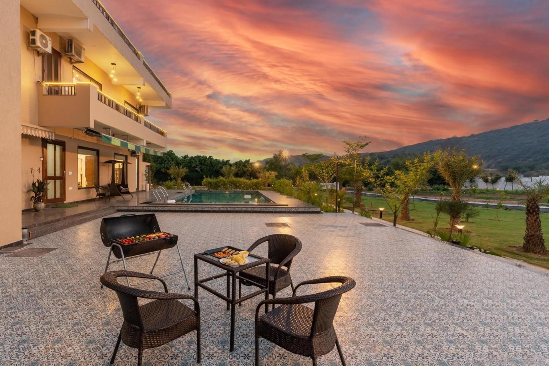 Brookvale Manor By Stayvista - Private Pool Haven With Endless Views & Indoor Fun Sohna Bagian luar foto